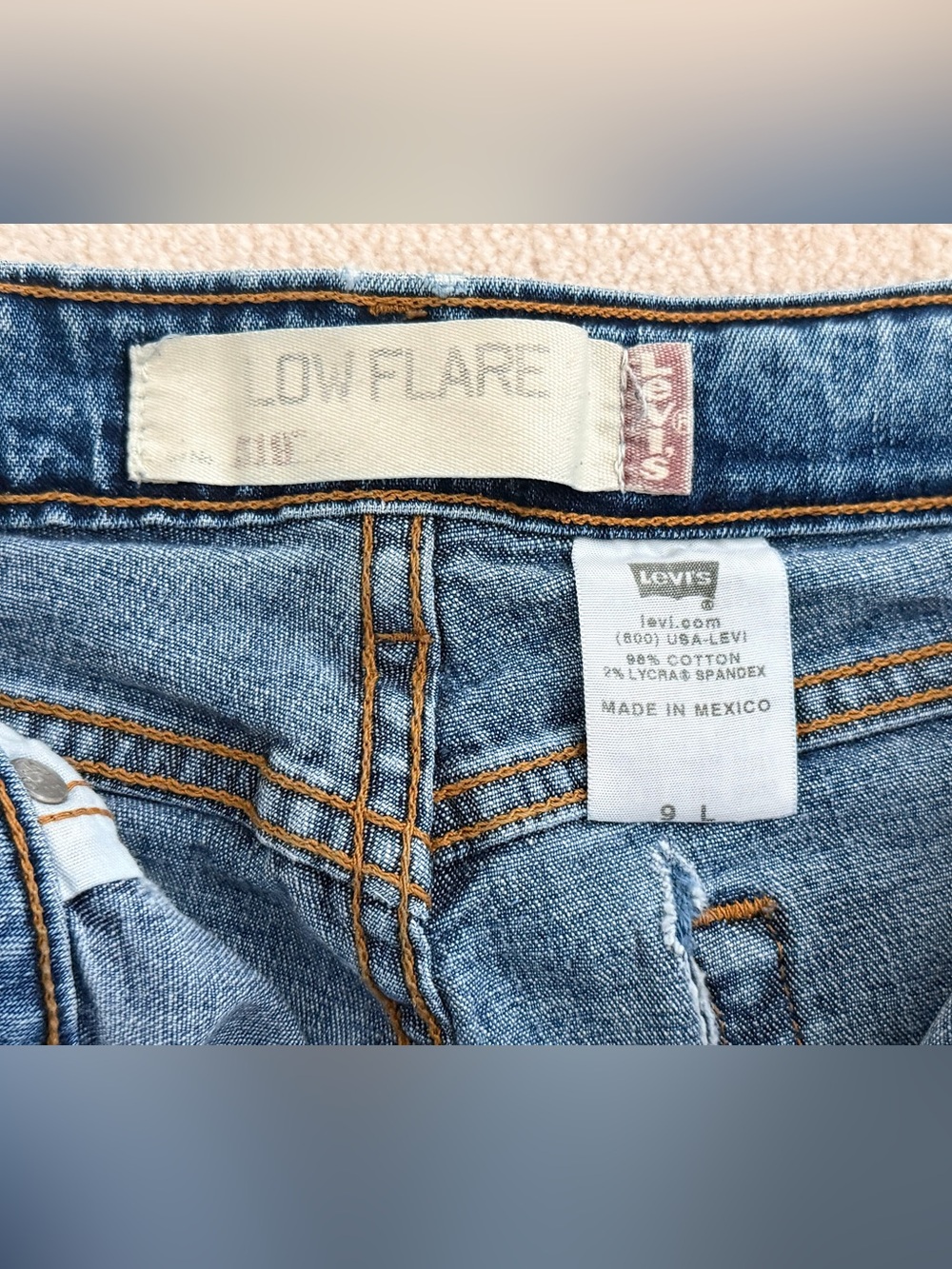 Vintage Levi's 519 Juniors Y2K Low Rise Long Medium Blue Flare Jeans 9 L - Picture 2 of 4